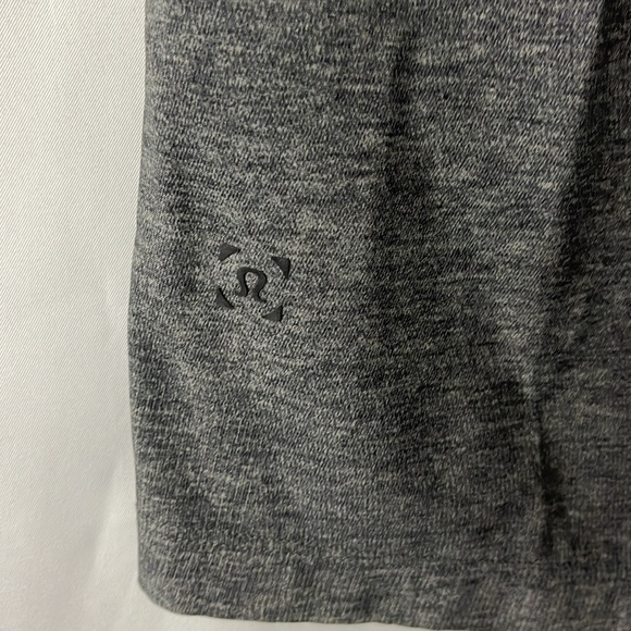 Lululemon T.H.E. Linerless Short 9" Mens Size M - Gray - Picture 4 of 5